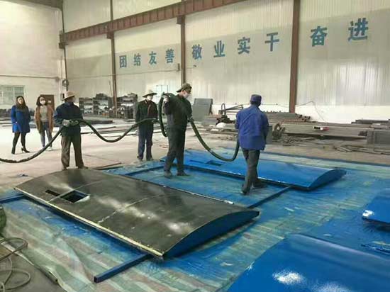 小型聚氨酯噴涂施工現(xiàn)場(chǎng)